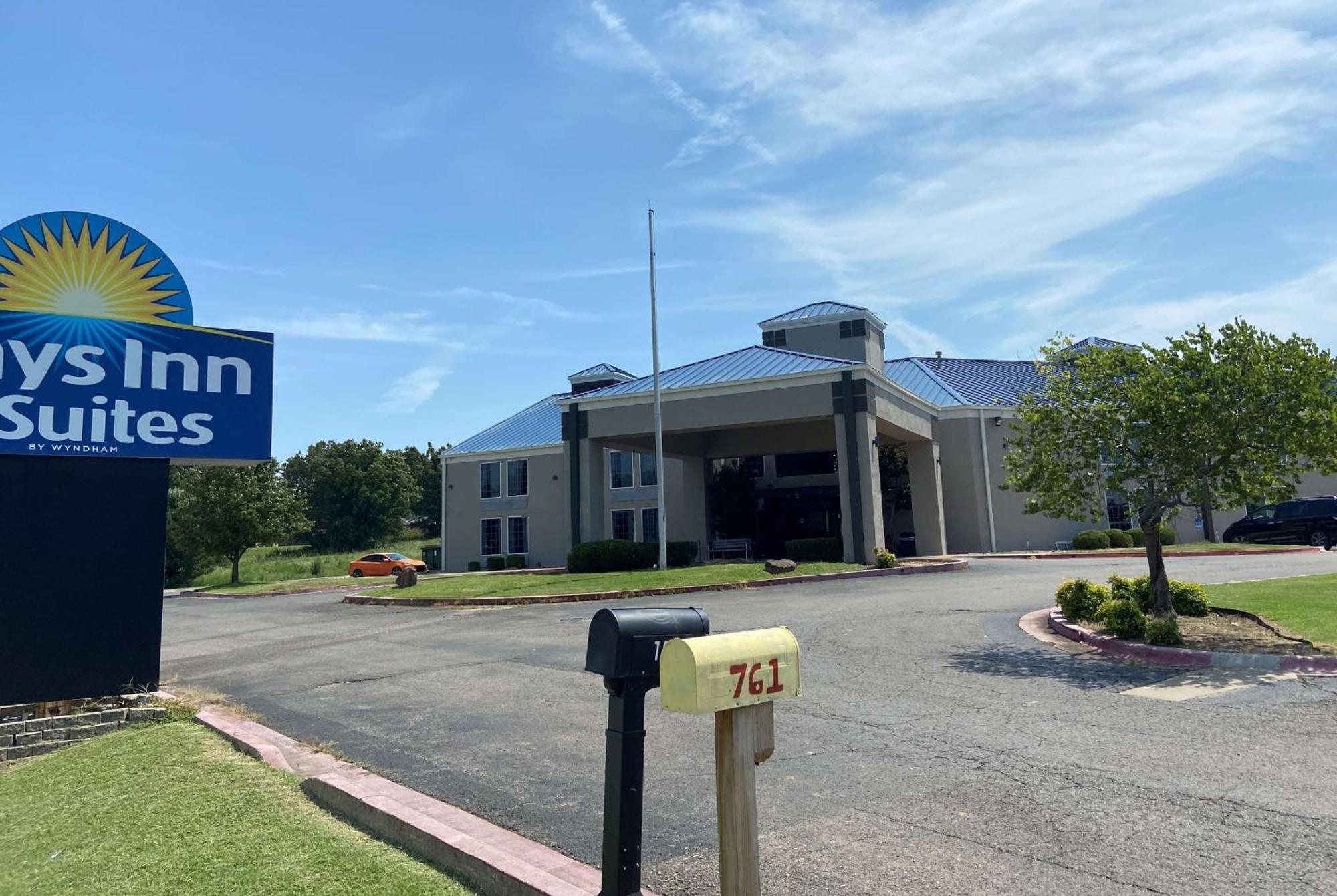 Days Inn & Suites By Wyndham Tahlequah Εξωτερικό φωτογραφία